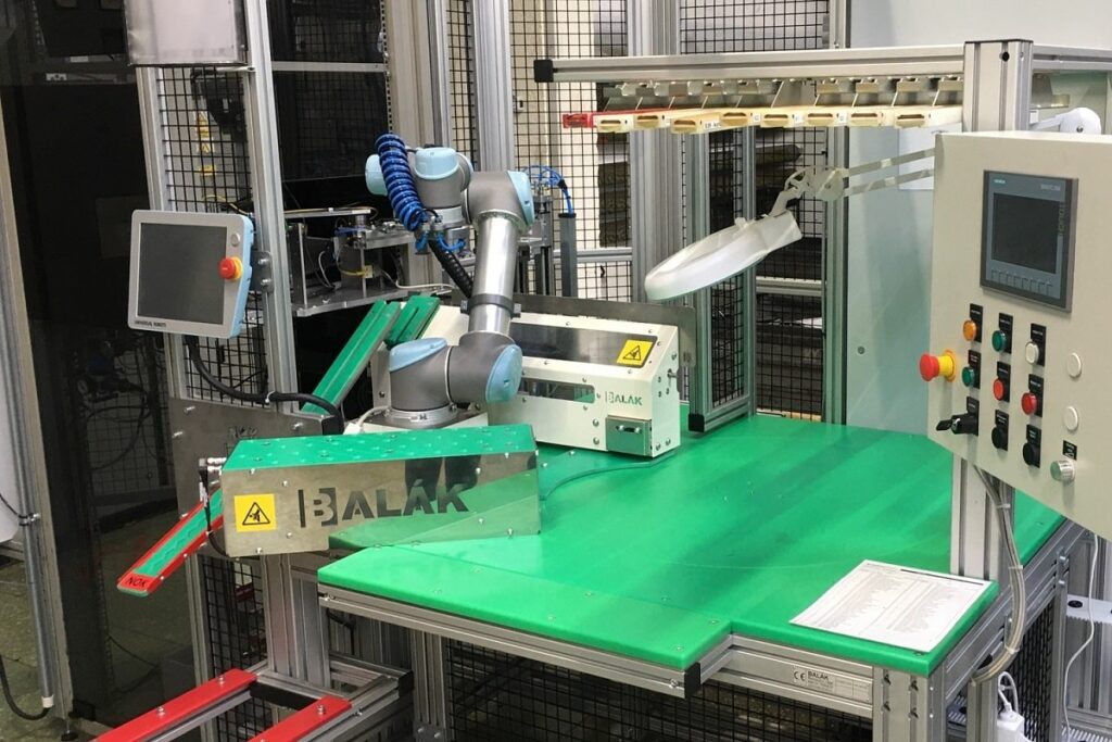 Visual inspection line with collaborative robot